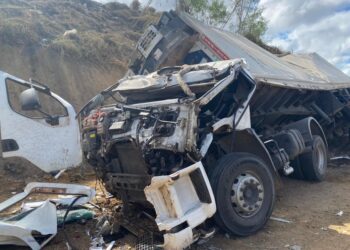 Motorista que transportava uvas em carreta fica preso às ferragens após acidente em Feira de Santana
