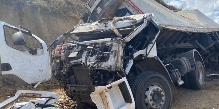 Motorista que transportava uvas em carreta fica preso às ferragens após acidente em Feira de Santana
