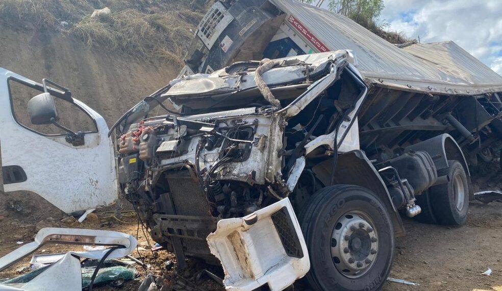 Motorista que transportava uvas em carreta fica preso às ferragens após acidente em Feira de Santana