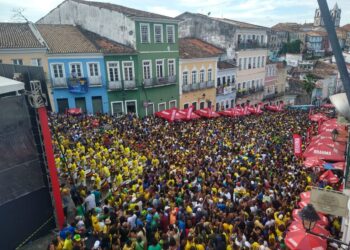 Com Pelourinho lotado, Olodum faz festa para torcida em Salvador e celebra vitória do Brasil sobre a Sérvia