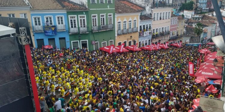 Com Pelourinho lotado, Olodum faz festa para torcida em Salvador e celebra vitória do Brasil sobre a Sérvia