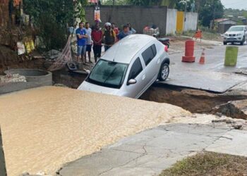 Carro cai em cratera durante chuva em Feira de Santana
