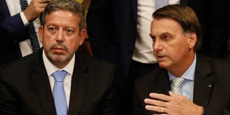 Lira concede aposentadoria a Bolsonaro; valor deve passar de R$ 30 mil