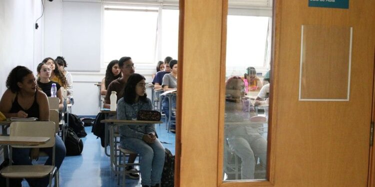 Horas após liberar verbas, MEC retoma bloqueio para Universidades