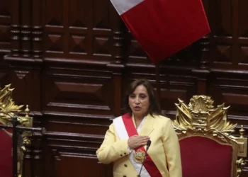 Dina Boluarte assume a presidência do Peru após impeachment de Pedro Castillo