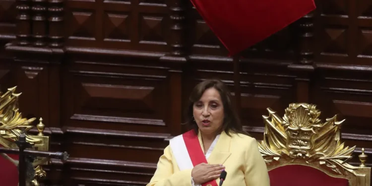 Dina Boluarte assume a presidência do Peru após impeachment de Pedro Castillo