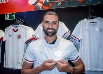 Atacante Léo Gamalho é apresentado pelo Vitória