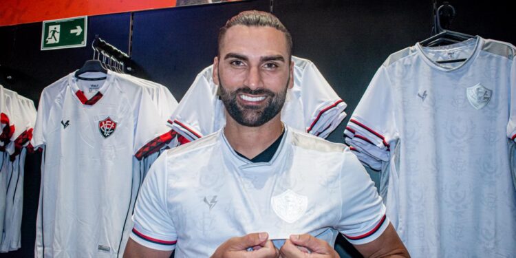 Atacante Léo Gamalho é apresentado pelo Vitória