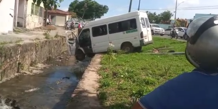 Motorista de van atropela e matar comerciante na Avenida de Canal