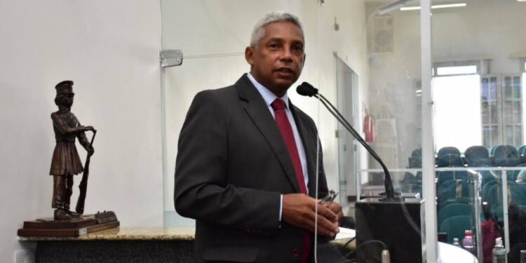 Silvio Dias questiona ausência de concurso na cidade