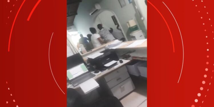 Médico e paciente trocam socos em clínica particular por causa de tempo de atendimento