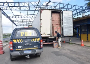 PRF apreende na Bahia mais de dois milhões de cigarros contrabandeados; três pessoas foram presas