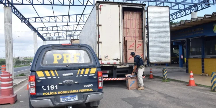 PRF apreende na Bahia mais de dois milhões de cigarros contrabandeados; três pessoas foram presas