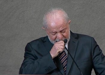 Diplomado pelo TSE, Lula chora e diz que povo reconquistou direito de viver em democracia