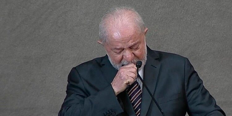 Diplomado pelo TSE, Lula chora e diz que povo reconquistou direito de viver em democracia