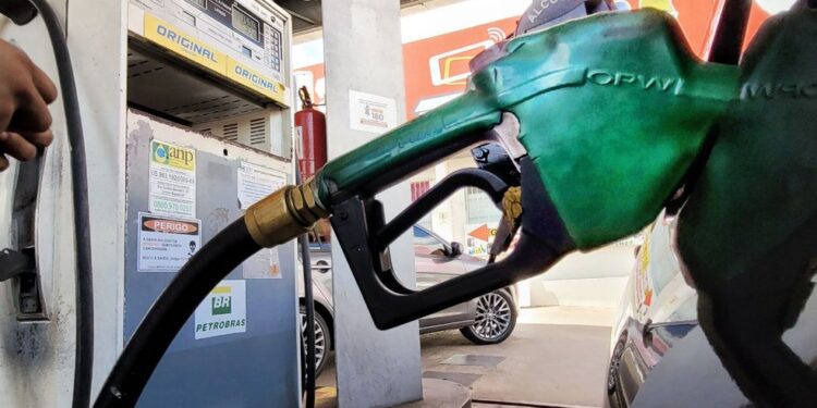 Petrobras reduz preços do diesel e da gasolina