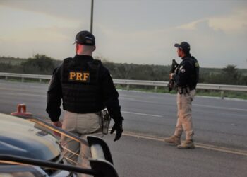 PRF faz operação de Natal em rodovias baianas; expectativa é de aumento do fluxo de veículos
