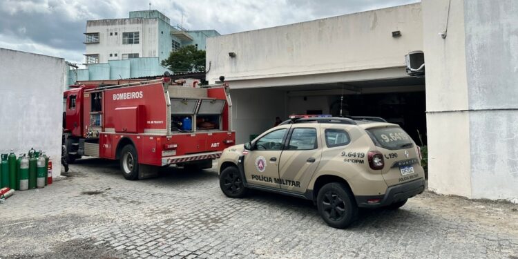 Incêndio atinge alojamento na sede do SAMU e atendimento está sendo feito em novo número