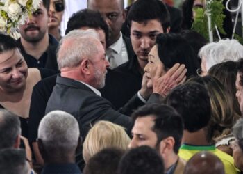 Em Santos, Lula presta última homenagem a Pelé em velório na Vila Belmiro