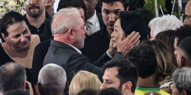 Em Santos, Lula presta última homenagem a Pelé em velório na Vila Belmiro