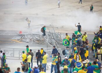 Preso em Brasília, bolsonarista radical da Bahia disse à polícia que viu multidão quebrar vidros de prédio, mas não participou