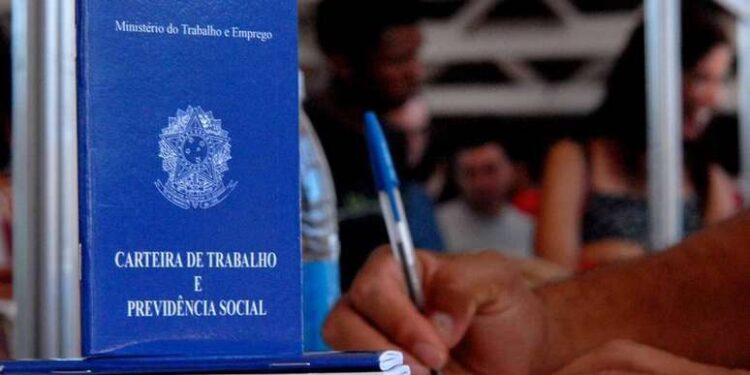 Brasil tem desemprego de 8,1% no tri até novembro, diz IBGE