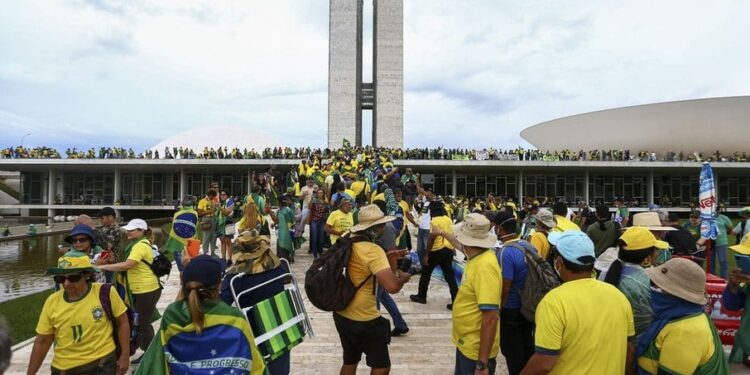 PF faz operação contra financiadores dos atos terroristas em Brasília