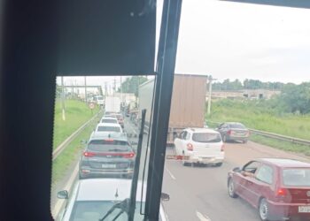 Motociclista morre após bater em carreta na BR-324, em Feira de Santana