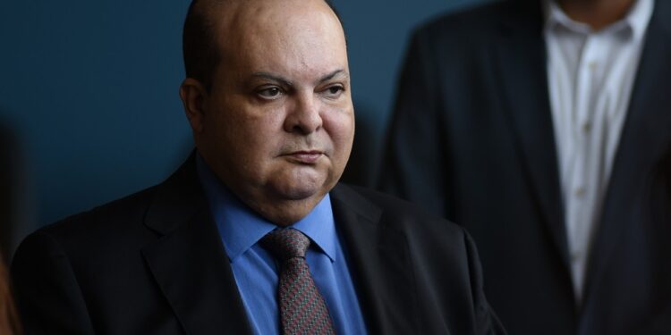 Terrorismo em Brasília: celular de governador afastado, Ibaneis Rocha, é entregue à PF