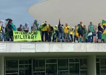 Bolsonaristas enfrentam polícia e invadem prédio do Congresso em Brasília