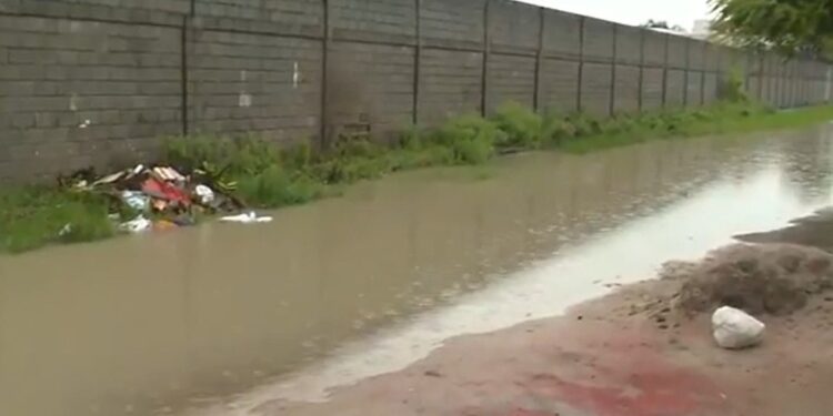 Ruas alagadas, rio transborda e muros desabam: chuva faz transtornos em Feira de Santana, Jacobina e Ipiaú