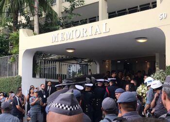 Corpo de Pelé é sepultado após cortejo pelas ruas de Santos