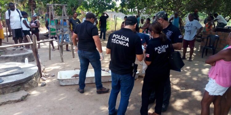 Adolescente é morta a paulada e mãe agredida com golpes de facão na zona rural de Feira de Santana; mulher teve braço decepado