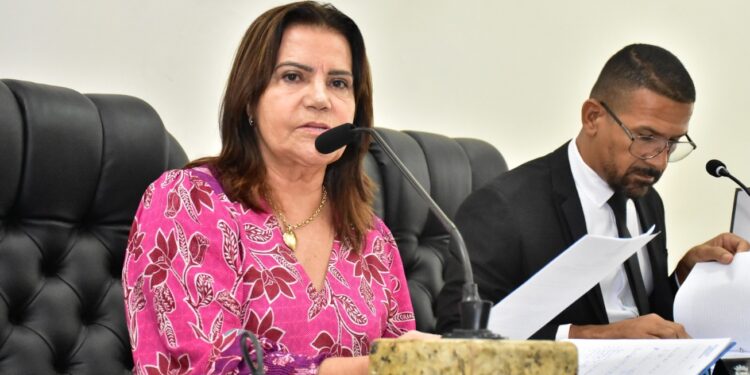 Presidente da Câmara cumpre decisão judicial e autoriza vale-alimentação do servidor efetivo