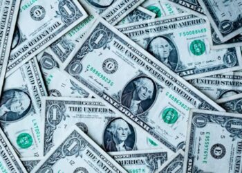 Dólar cai abaixo de R$ 5 pela primeira vez desde junho de 2022