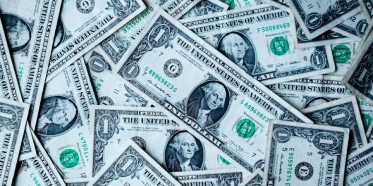 Dólar cai abaixo de R$ 5 pela primeira vez desde junho de 2022