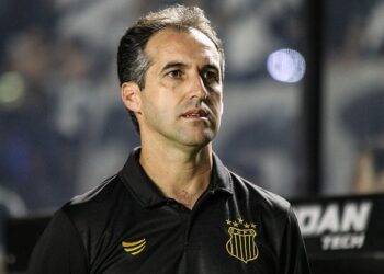 Vitória anuncia contratação do técnico Léo Condé
