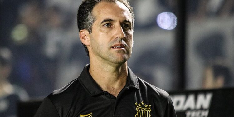 Vitória anuncia contratação do técnico Léo Condé