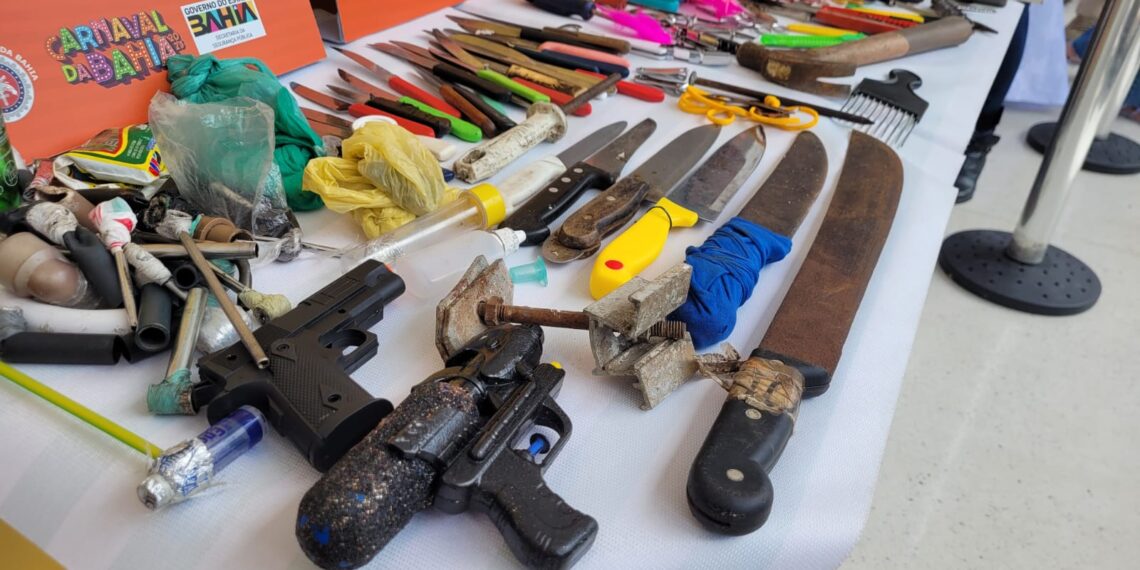 Mais de 400 armas já foram apreendidas em três dias de folia
