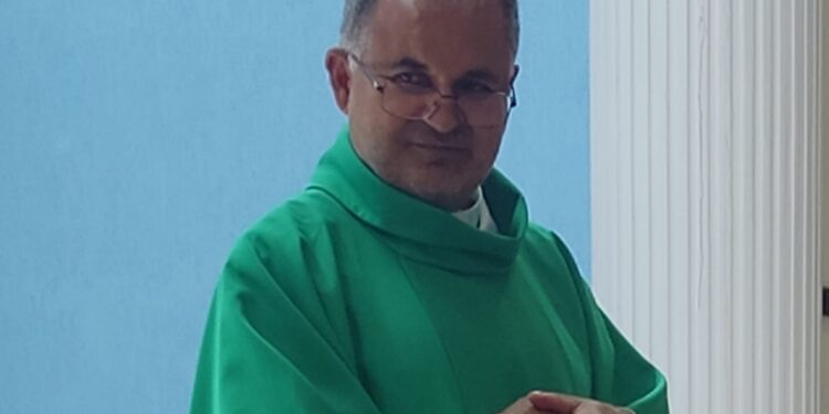 Centenas de fiéis dão boas vindas a novo Vigário