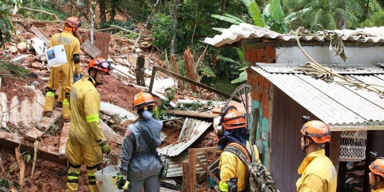 Tragédia no litoral de SP: número de mortes vai a 65, e buscas são encerradas na área mais afetada