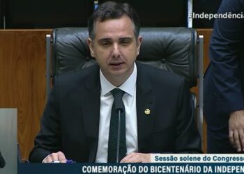 Rodrigo Pacheco dribla ameaça e é reeleito presidente do Senado