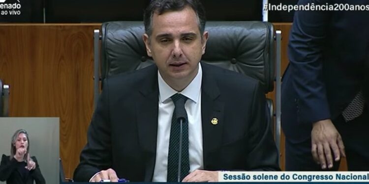 Rodrigo Pacheco dribla ameaça e é reeleito presidente do Senado