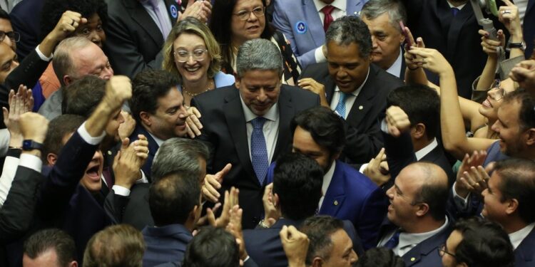 Com votação recorde, Lira é reeleito presidente da Câmara