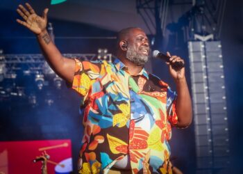 Péricles é assaltado e tem carro roubado; cantor e família estão bem