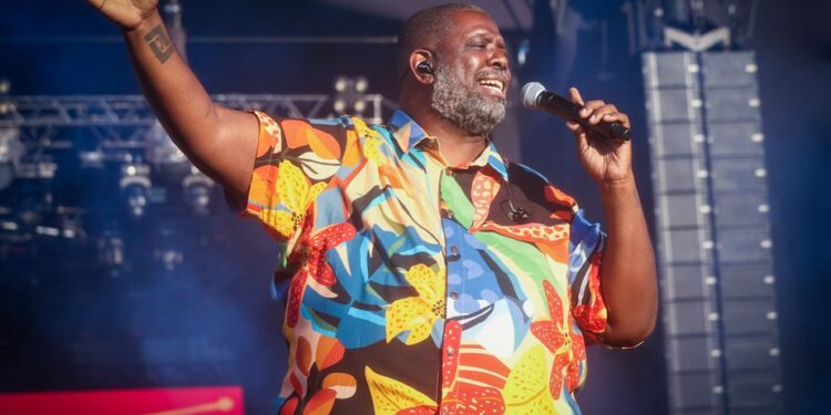 Péricles é assaltado e tem carro roubado; cantor e família estão bem