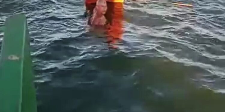 Mulher que morreu em naufrágio na região turística da Bahia tinha 55 anos e passeava com familiares