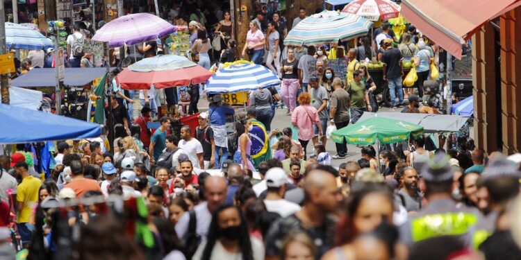 Desemprego no Brasil cai para média de 9,3% em 2022, o menor patamar desde 2015, aponta IBGE