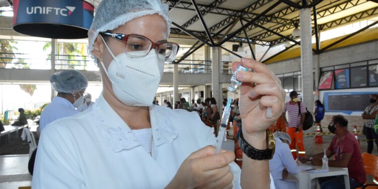 Feira completa três anos do 1° caso da Covid com quase 1,6 milhão de vacinados