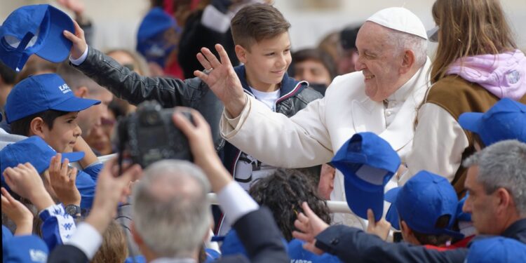 Papa Francisco é internado em Roma com infecção respiratória